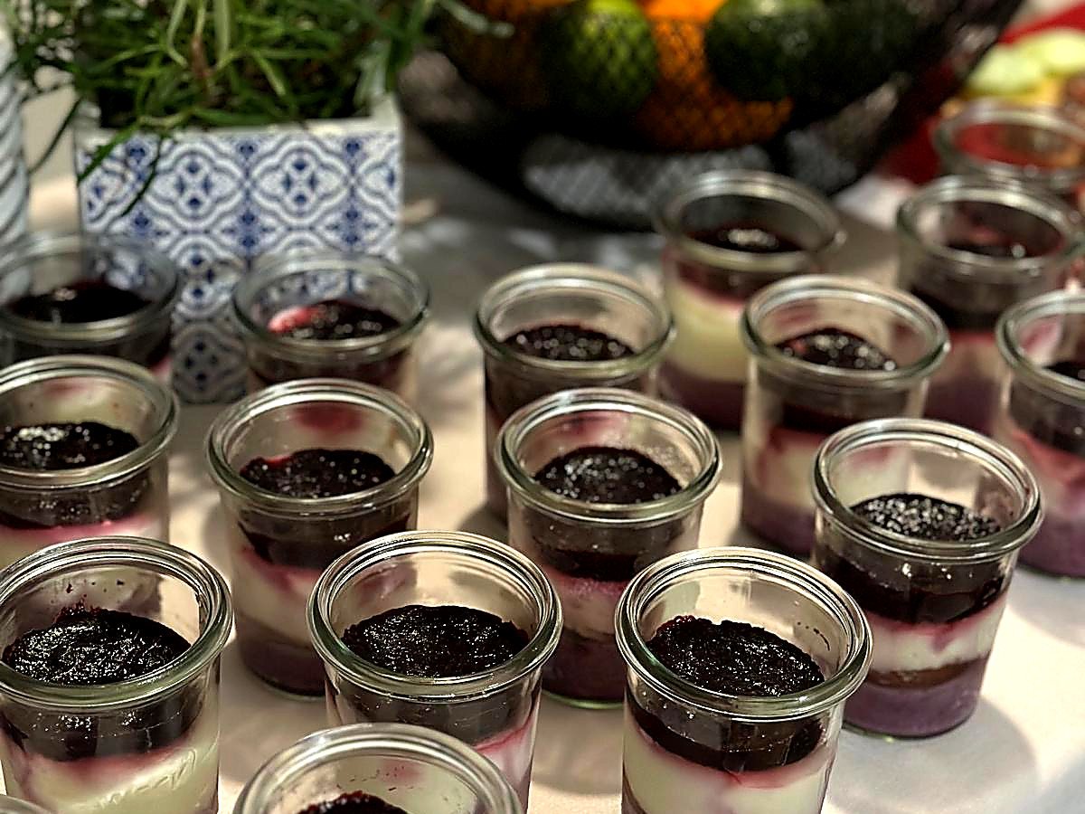 Desserts im Weckglas mit Creme und Beerenkompott