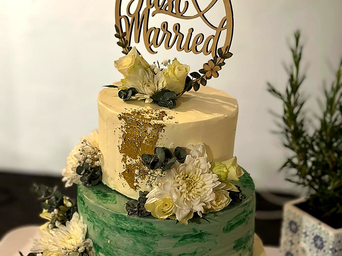 Dreistöckige Hochzeitstorte mit Blattgold und weißen Blüten
